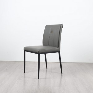 Cadeira de jantar de couro com estrutura metálica