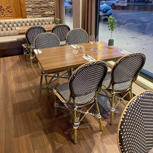 Set di mobili da ristorante con sedie da bistrot in stile francese