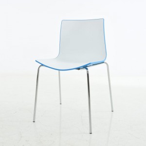 Chaise en acier chromé avec siège en plastique et design couleur 3D