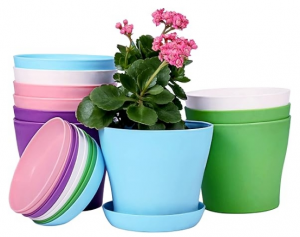 Plastikiniai gėlių vazonai yra patvarūs ir lengvi